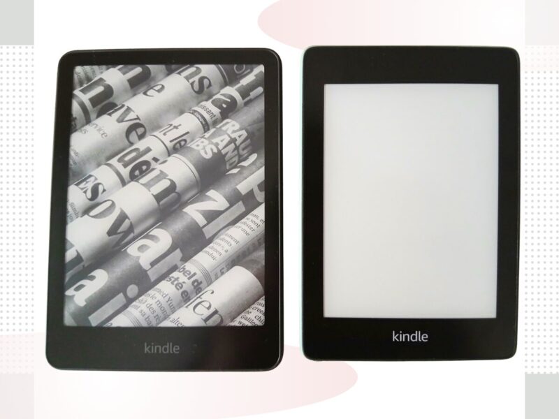Kindle Paperwhite第10世代と第12世代を並べて撮影した比較写真